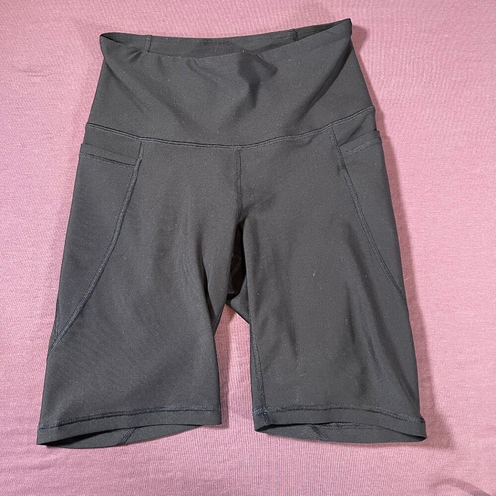 Old Navy Active Powersoft 8" Biker shorts in black with pockets - Size Small